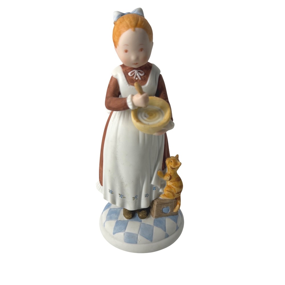 Holly Hobbie 1974 Porcelain Figurine Girl Mixing Bowl Cat Japan WHF-318 Vintage